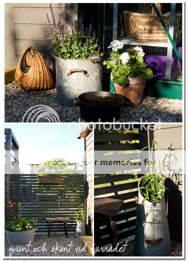 Krukor och blommor vid förrådet